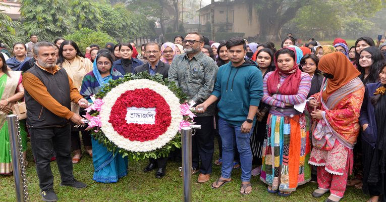 বেগম রোকেয়া দিবস উপলক্ষ্যে রোকেয়া হল প্রাঙ্গণে বেগম রোকেয়ার প্রতিকৃতিতে পুষ্পস্তবক অর্পণ
