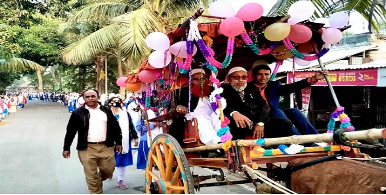 কর্মজীবন শেষে সুসজ্জিত ঘোড়ার গাড়িতে বাড়ি ফিরলেন শিক্ষক