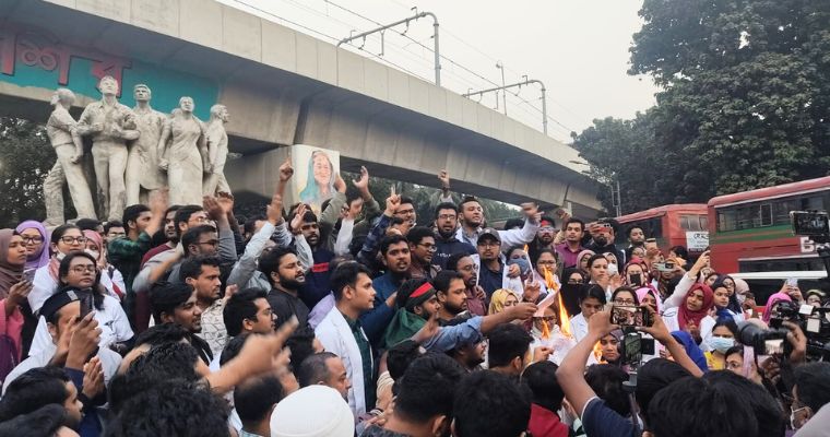 ঢাবিতে বেতন বৃদ্ধির প্রজ্ঞাপন পুড়িয়ে আন্দোলন চালিয়ে যাওয়ার ঘোষণা ট্রেইনি চিকিৎসকদের