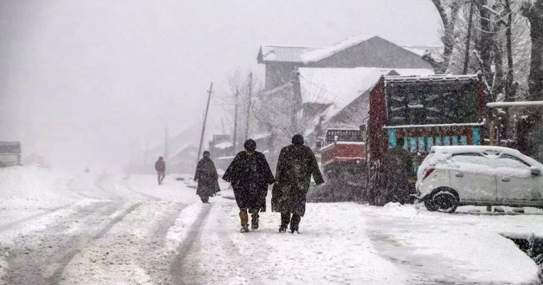 কাশ্মীরে ভারী তুষারপাত; আটকা কয়েক হাজার পর্যটক 